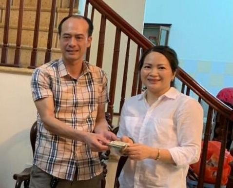 Cán bộ Công an trả lại tài sản cho chủ sở hữu Cán bộ Công an trả lại tài sản cho chủ sở hữu