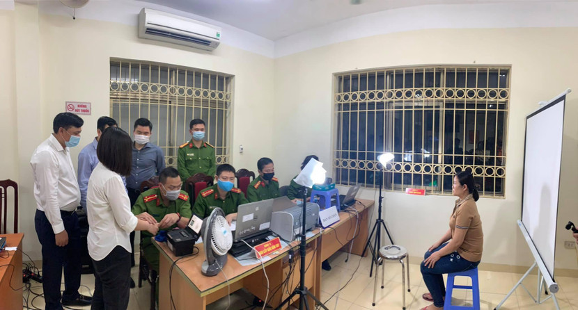 Các CBCS đang nỗ lực ngày đêm phục vụ nhân dân cấp căn cước công dân Các CBCS đang nỗ lực ngày đêm phục vụ nhân dân cấp căn cước công dân