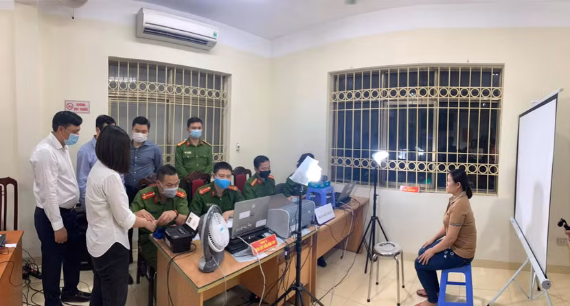 Các CBCS đang nỗ lực ngày đêm phục vụ nhân dân cấp căn cước công dân