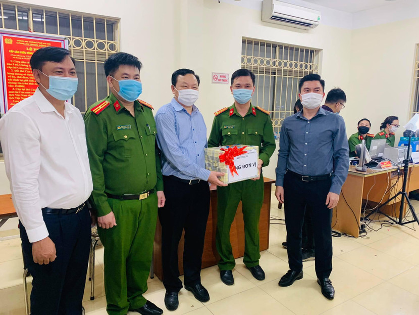 Đoàn công tác tặng quà động viên các CBCS tại điểm cấp căn cước công dân 119B Thái Hà Đoàn công tác tặng quà động viên các CBCS tại điểm cấp căn cước công dân 119B Thái Hà