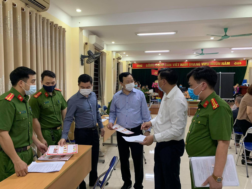 Cùng với việc làm căn cước công dân, quận Đống Đa cũng lồng ghép tuyên truyền PCCC và phòng chống tội phạm cho nhân dân trên địa bàn Cùng với việc làm căn cước công dân, quận Đống Đa cũng lồng ghép tuyên truyền PCCC và phòng chống tội phạm cho nhân dân trên địa bàn