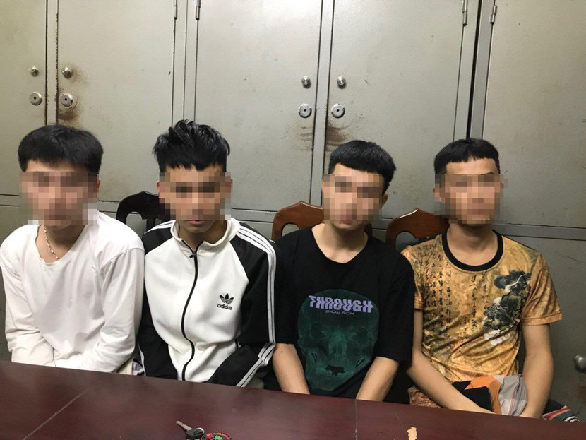Nhóm thanh niên được đưa về trụ sở công an để làm rõ