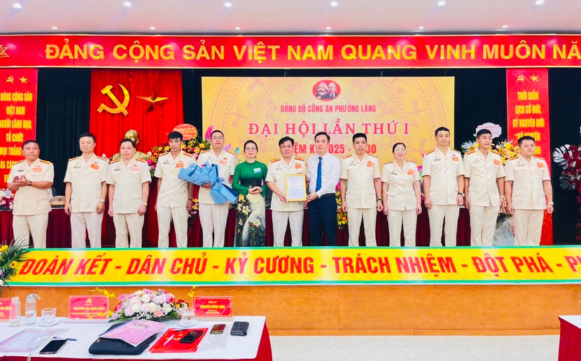 Lãnh đạo phường Láng chúc mừng Ban chấp hành Đảng bộ Công an phường Láng