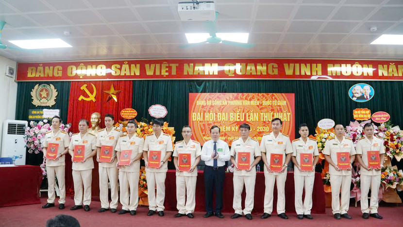 Ra mắt Ban chấp hành Đảng bộ Công an phường Văn Miếu - Quốc Tử Giám Ra mắt Ban chấp hành Đảng bộ Công an phường Văn Miếu - Quốc Tử Giám