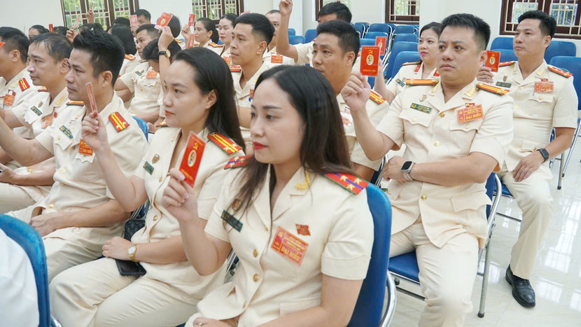 Các đại biểu biểu quyết các nội dung của Đại hội