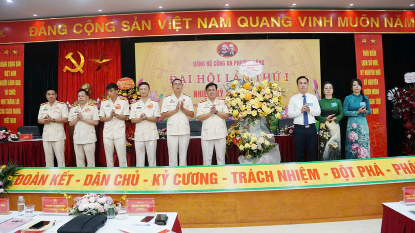 Lãnh đạo phường Láng tặng hoa chúc mừng Đại hội