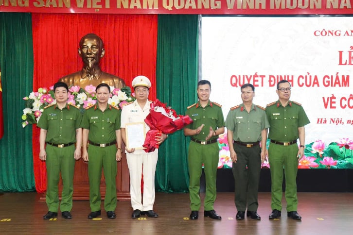 Ban chỉ huy Công an quận Hà Đông chúc mừng đồng chí Lê Minh Hải Ban chỉ huy Công an quận Hà Đông chúc mừng đồng chí Lê Minh Hải