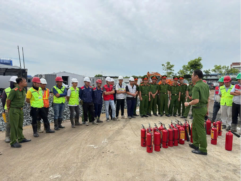 Cán bộ Phòng Cảnh sát PCCC và CNCH Công an Hà Nội tuyên truyền, trang bị kỹ năng an toàn PCCC cho công nhân