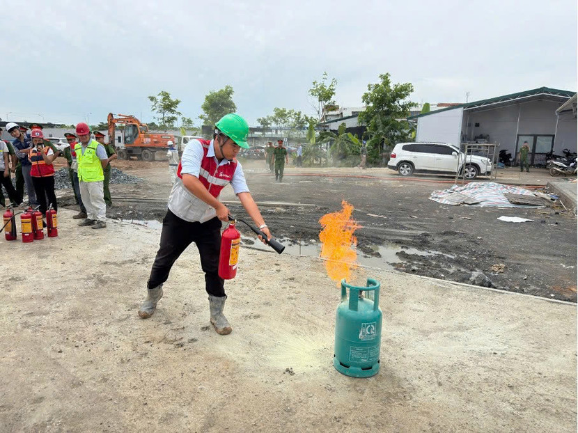 Các công nhân được thực hành sử dụng bình cứu hỏa dập tắt đám cháy