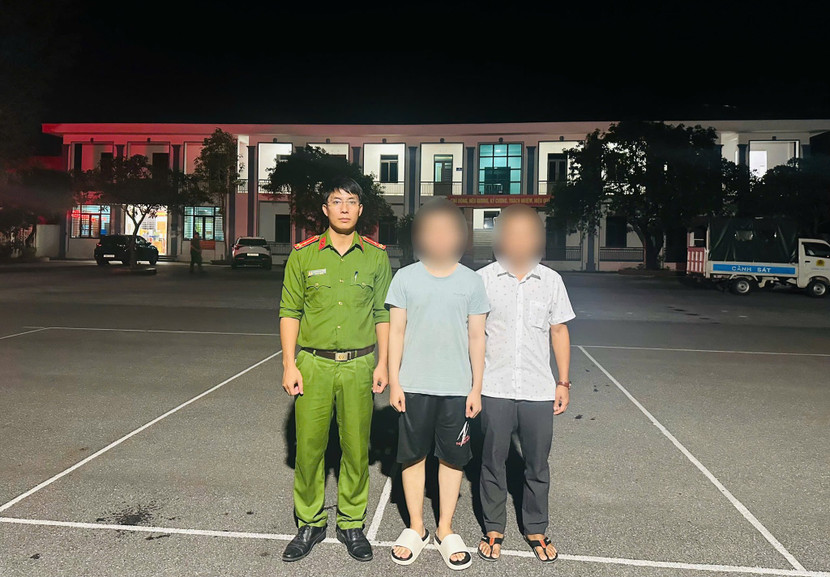 Lực lượng Công an đưa cháu D trở về nhà an toàn