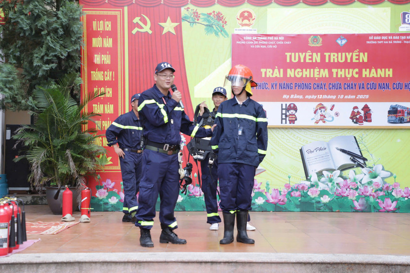 Cán bộ Phòng Cảnh sát PCCC và CNCH Công an TP Hà Nội tuyên truyền an toàn PCCC cho học sinh