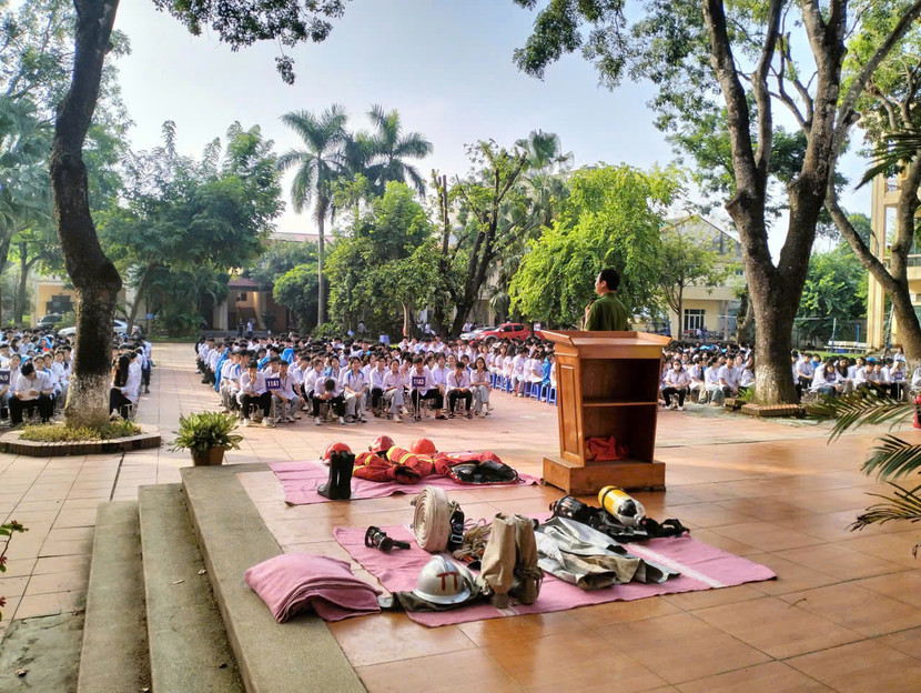 Học sinh được thực hành sử dụng các phương tiện chữa cháy, cứu nạn