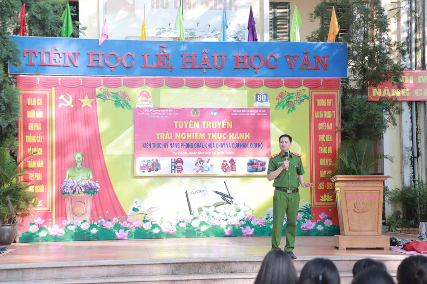 Cán bộ chiến sỹ truyền tải các kiến thức, kỹ năng cơ bản về an toàn phòng cháy