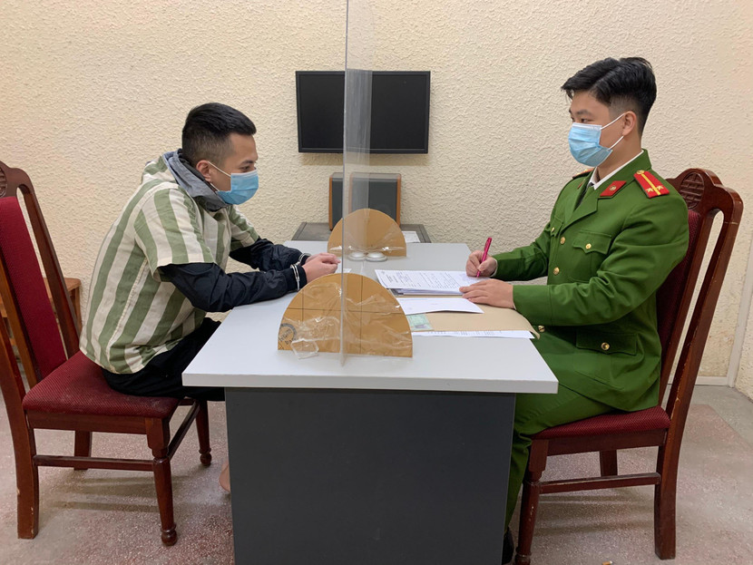 Cơ quan điều tra lấy lời khai của đối tượng Nguyễn Văn Hưng