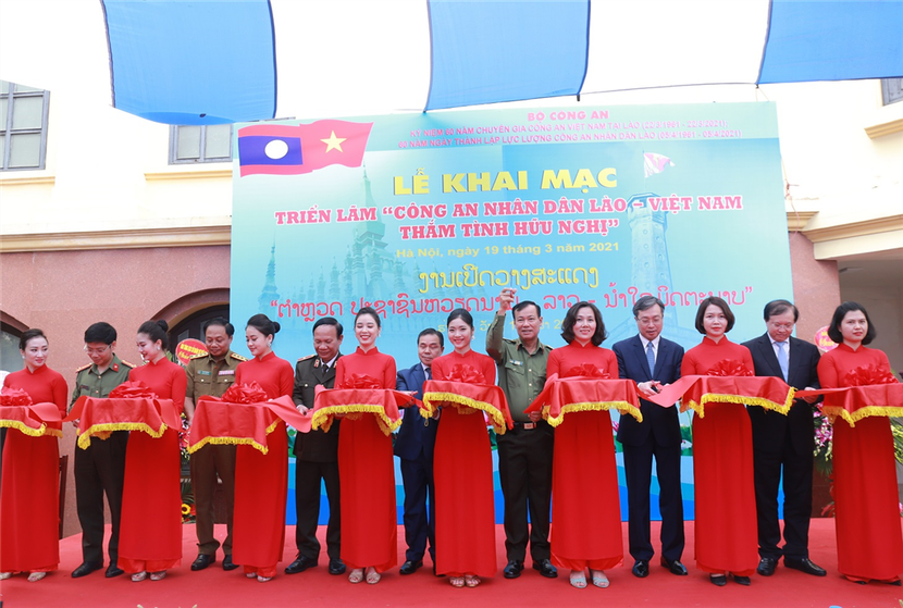 Đại diện lãnh đạo các đơn vị cắt băng khai mạc Triển lãm