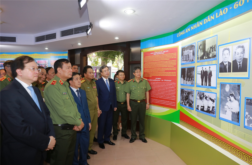 Các đồng chí lãnh đạo tham quan triển lãm