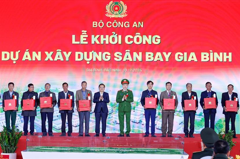 Thiếu tướng Nguyễn Ngọc Lâm, Thứ trưởng Bộ Công an và đồng chí Nguyễn Anh Tuấn, Bí thư Tỉnh ủy Bắc Ninh tặng quà các gia đình có nhiều đóng góp trong công tác đền bù giải phóng mặt bằng xây dựng dự án.