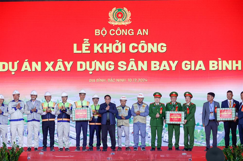 Thủ tướng Phạm Minh Chính động viên, tặng quà các lực lượng tham gia thi công sân bay Gia Bình.