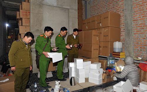 Cơ quan chức năng phát hiện điểm sản xuất đóng chai rượu không rõ nguồn gốc Cơ quan chức năng phát hiện điểm sản xuất đóng chai rượu không rõ nguồn gốc