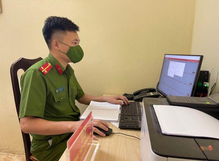 Công an các xã cập nhật dữ liệu tiêm chủng lên hệ thống dân cư quốc gia