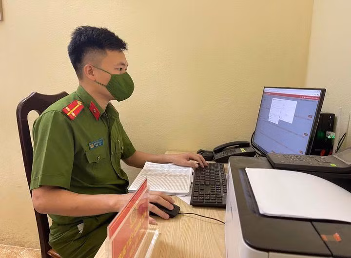 Công an các xã cập nhật dữ liệu tiêm chủng lên hệ thống dân cư quốc gia
