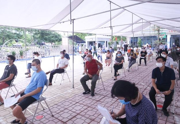 11 điểm tiêm vaccine trên địa bàn quận Đống Đa tuân thủ giãn cách xã hội 11 điểm tiêm vaccine trên địa bàn quận Đống Đa tuân thủ giãn cách xã hội