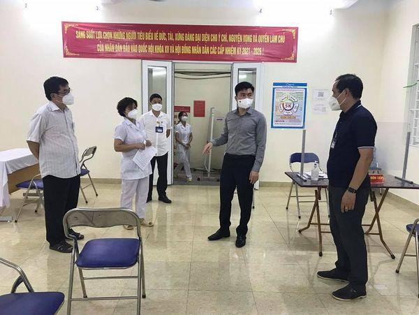 Lãnh đạo quận Đống Đa kiểm tra công tác chuẩn bị tại các điểm tiêm vaccine Lãnh đạo quận Đống Đa kiểm tra công tác chuẩn bị tại các điểm tiêm vaccine