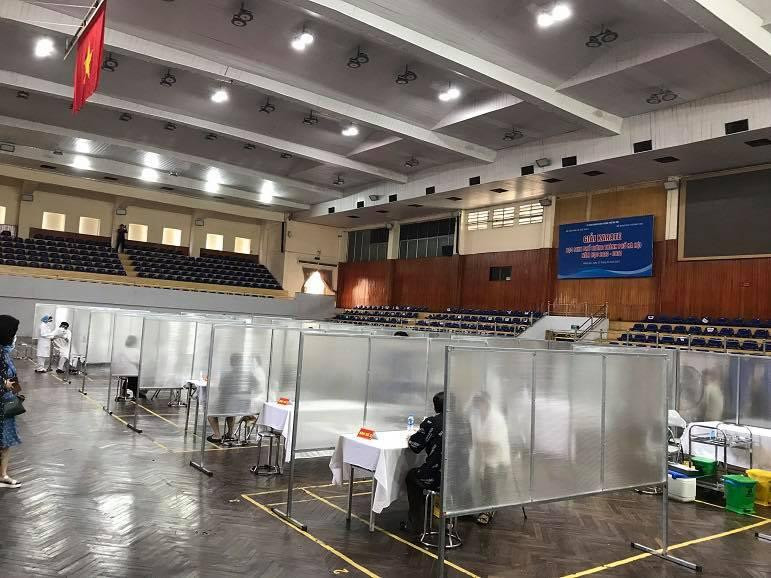 Ngăn cách giữa các dây chuyền tiêm đảm bảo phòng chống dịch tại điểm tiêm nhà thi đấu Trịnh Hoài Đức