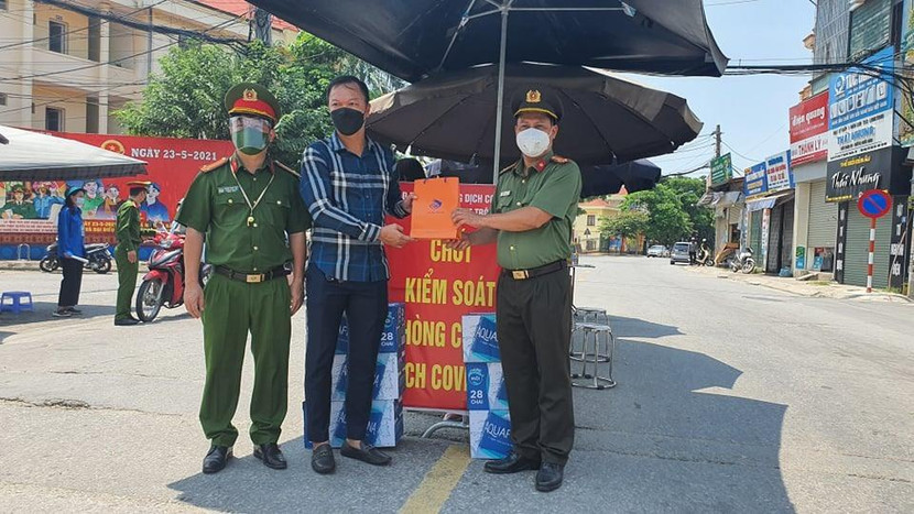 Cựu tuyển thủ Dương Hồng Sơn trao tặng món quà ý nghĩa dành tặng các CBCS tham gia chốt phòng chống dịch trên địa bàn huyện Hoài Đức