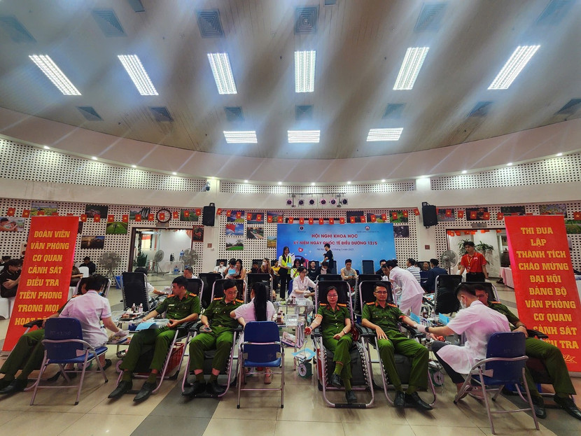 Cán bộ chiến sỹ Văn phòng Cơ quan Cảnh sát điều tra - Công an TP Hà Nội tham gia hiến máu tình nguyện