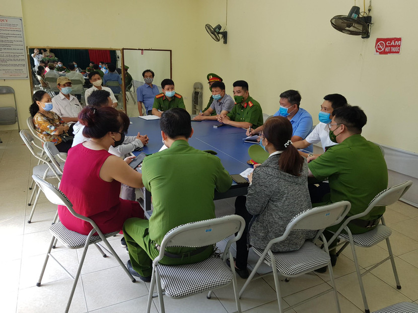 Lực lượng chức năng quận Thanh Xuân kiểm tra, xử lý bãi xe tự phát tại ngõ 214 Nguyễn Xiển Lực lượng chức năng quận Thanh Xuân kiểm tra, xử lý bãi xe tự phát tại ngõ 214 Nguyễn Xiển