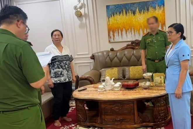 Cơ quan điều tra tống đạt các quyết định đối với Nguyễn Thị Khuyên và bị can Bùi Thị Minh Nguyệt