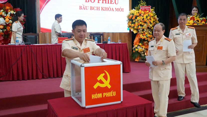 Các đại biểu tham gia bỏ phiếu kín bầu Ban Chấp hành Đảng bộ Phòng An ninh chính trị nội bộ