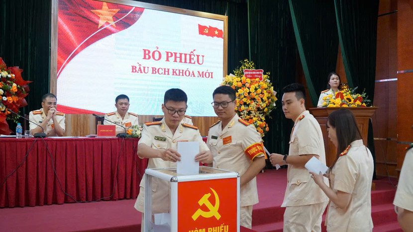 Các đại biểu tham gia bỏ phiếu bầu Đoàn đại biểu dự Đại hội đại biểu Đảng bộ CATP