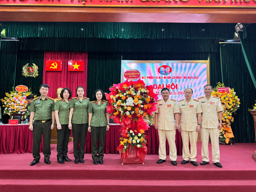Đại diện các phòng nghiệp vụ CATP tặng hoa chúc mừng Đại hội Đảng bộ Phòng An ninh chính trị nội bộ