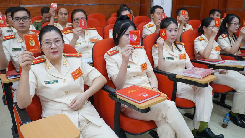 Các đại biểu tham gia đại hội biểu quyết nhất trí tán thành các nội dung Đại hội