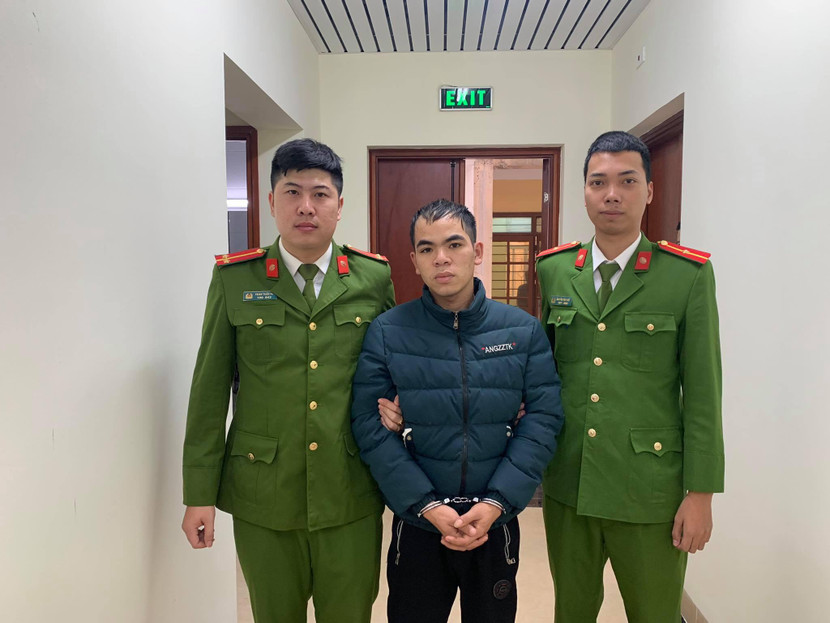 Lực lượng công an dẫn đối tượng đi lấy lời khai Lực lượng công an dẫn đối tượng đi lấy lời khai