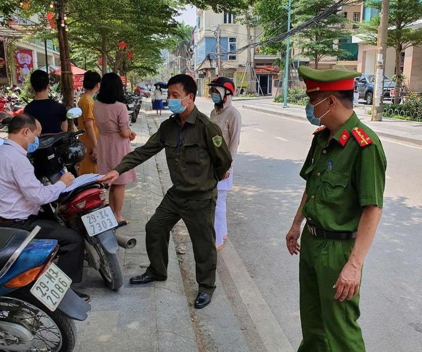 Lực lượng chức năng quận Thanh Xuân xử phạt các trường hợp không đeo khẩu trang nơi công cộng