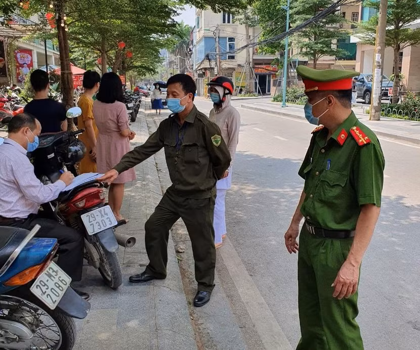 Lực lượng chức năng quận Thanh Xuân xử phạt các trường hợp không đeo khẩu trang nơi công cộng