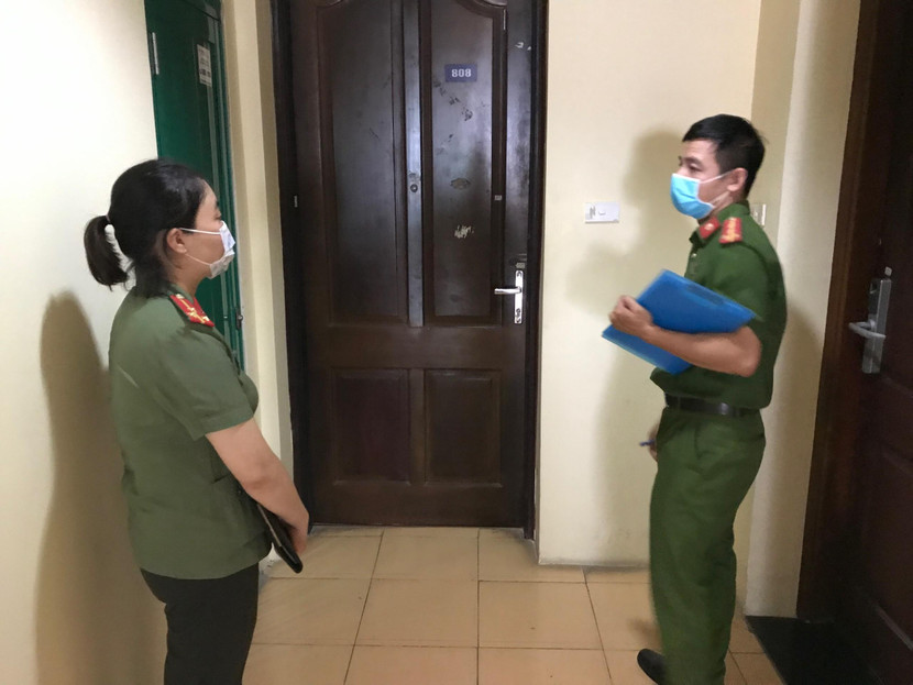 Với phương châm "đi từng ngõ, gõ từng nhà, rà người nhập cảnh"...