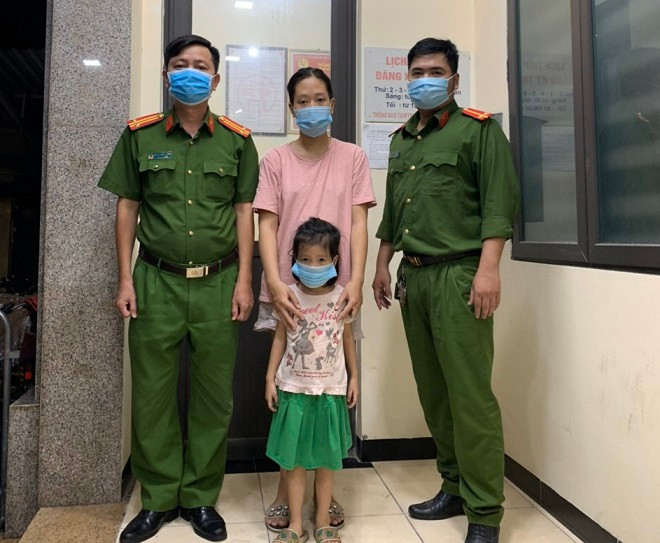 Bé gái đi lạc được mẹ đến trụ sở Công an phường Kim Giang đón về nhà Bé gái đi lạc được mẹ đến trụ sở Công an phường Kim Giang đón về nhà