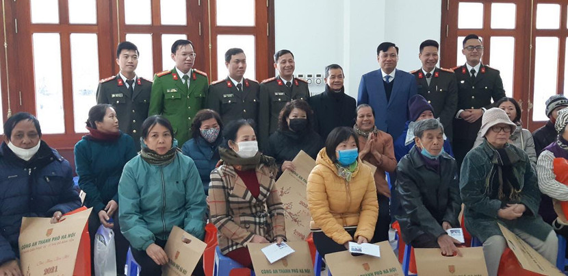 Công an quận Đống Đa chúc mừng Giáng Sinh 2020 và tặng quà cho một số giáo dân, nhân dân nghèo, có hoàn cảnh khó khăn tại giáo xứ Thái Hà