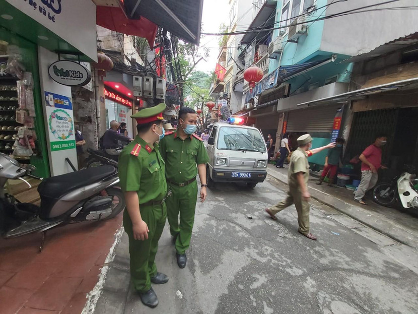 Lực lượng Công an tuần tra, nhắc nhở, xử lý các trường hợp không đeo khẩu trang nơi công cộng