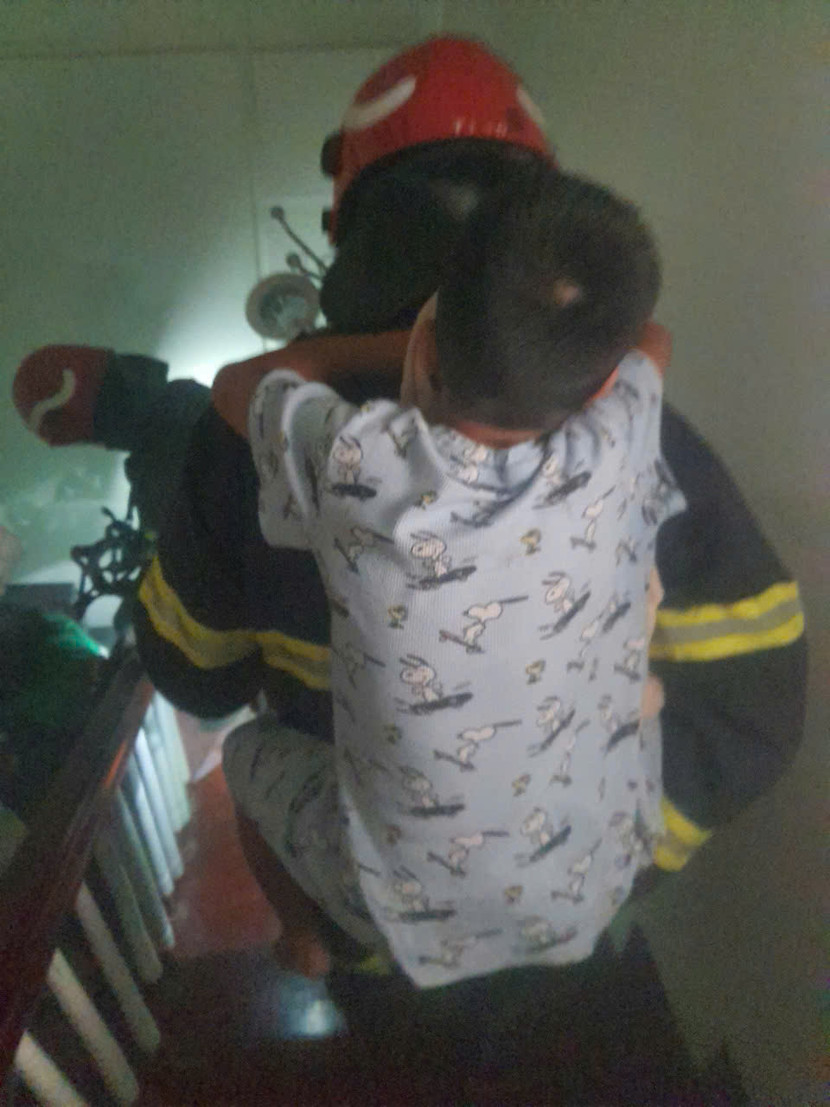 Lực lượng chức năng cứu thoát 5 trẻ em và 2 người lớn ra khỏi vụ cháy