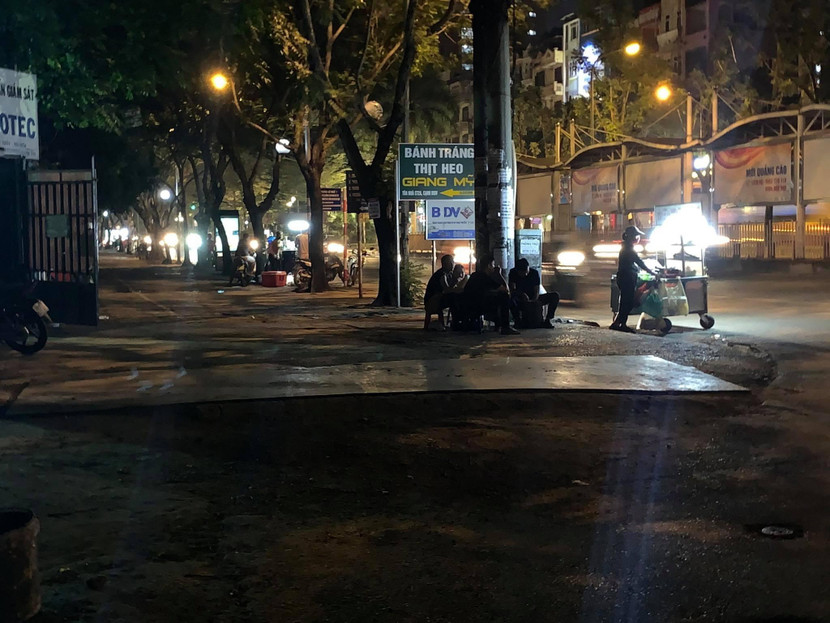 Hình ảnh ghi lại trên phố Hoàng Quốc Việt tối 6-5 Hình ảnh ghi lại trên phố Hoàng Quốc Việt tối 6-5