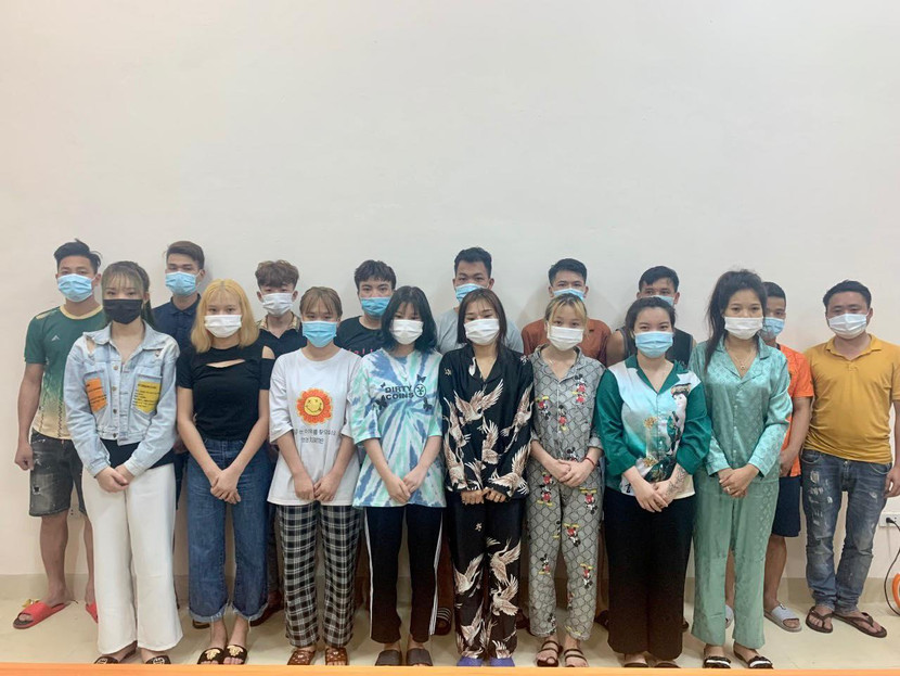 Nhóm nam nữ tụ tập trong quán karaoke bất chấp lệnh cấm