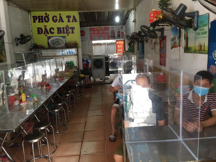 Vận động người dân lắp vách ngăn tại các hàng quán trong nhà