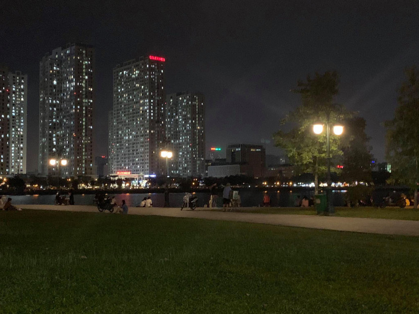 Mặc dù thành phố đã yêu cầu người dân không tập trung trong vườn hoa, công viên Mặc dù thành phố đã yêu cầu người dân không tập trung trong vườn hoa, công viên