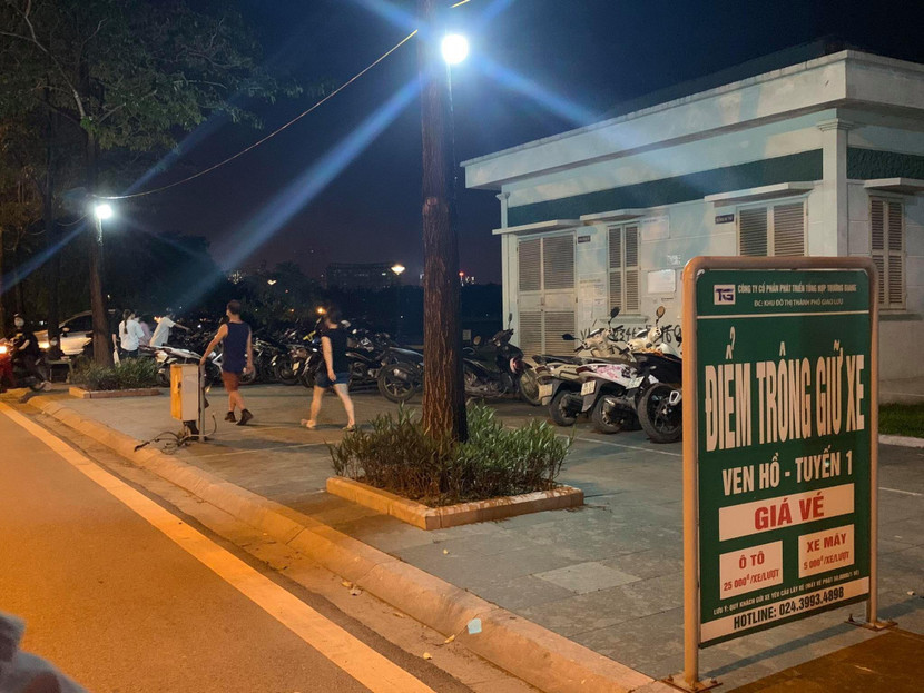 Bãi xe khu vực hồ thành phố giao lưu vẫn tấp nập khách vào gửi để tản bộ quanh hồ Bãi xe khu vực hồ thành phố giao lưu vẫn tấp nập khách vào gửi để tản bộ quanh hồ