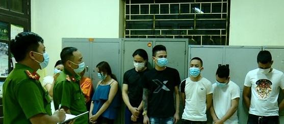 Nhóm thanh niên nam nữ tụ tập trong quán hát không tuân thủ quy định phòng dịch Nhóm thanh niên nam nữ tụ tập trong quán hát không tuân thủ quy định phòng dịch